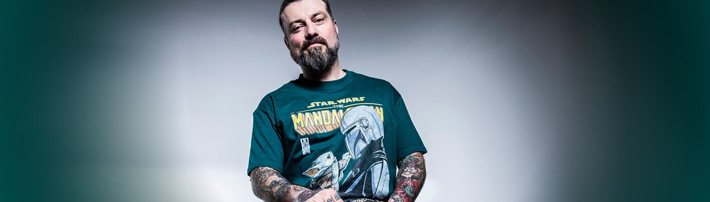 May the 4th come soon! / Meester Chris Hermsdörfer van BEYOND THE BLACK vindt jouw gebrek aan Star Wars-merch verontrustend! / Kopen je moet