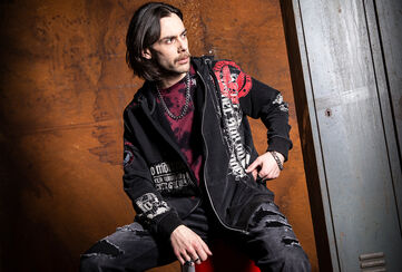 Original Sinners / Hier gaat het niet om brave looks. De Original Sinners-collectie staat voor rock en biker streetwear: rauw, rebels en authentiek. Donkere, vervaagde kleuren, een used-look en tattoo-esthetiek vormen een duidelijke designtaal. Doodshoofden, vleugels, kruisen en heraldiek worden gecombineerd met vintage-ge&iuml;nspireerde typografie &ndash; elk kledingstuk is een statement piece met een sterke herkenbaarheid.Zorgvuldig ontworpen designs - van frontprints tot all-over designs - worden gecombineerd met borduurwerk, patches en textuur. Vetersluitingen, banden, raw edges en destroyed-details geven diepte en attitude, terwijl tie-dye en acid-wash een onderscheidende kleurstelling cre&euml;ren. De pasvormen zijn vertrouwd: van strakke T-shirts en longsleeves, tot hoodies, capuchonvesten en bodywarmers voor een gelaagde look. Voor vrouwen getailleerd met subtiele accenten; voor mannen stoer en nauwsluitend. Kortom: klassiekers met een moderne uitstraling.Original Sinners is rockwear met karakter &ndash; compromisloos in stijl, hoogwaardig in uitvoering en ver verwijderd van kortstondige trends. Voor iedereen die zijn look niet hoeft uit te leggen, maar 'm gewoon draagt. Tijdloze rockstijlen, opnieuw ge&iuml;nterpreteerd en gemaakt voor de straat. Original Sinners - gemaakt voor rebellen. / Ontdek het nu!