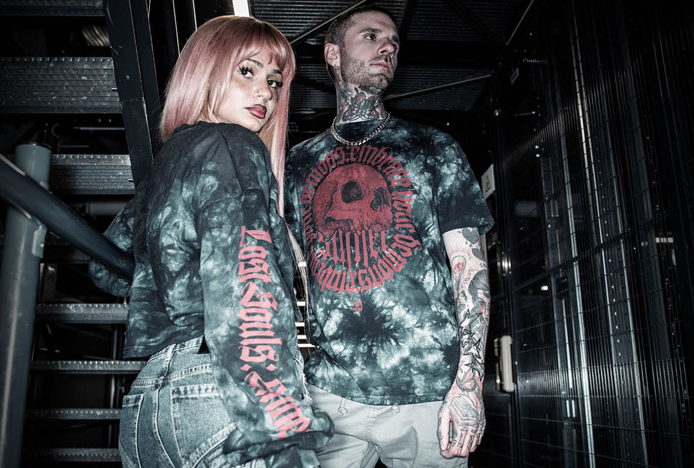 Lost Souls / Lost Souls mixt jonge streetwear-looks met een donkere, moderne edge. Diepe tie-dye washes in zwart en rood komen samen met ruwe graphics en opvallende prints, waardoor elk item een bijna mystieke intensiteit krijgt.De collectie draait om strakke, eigentijdse fits: T-shirts, hoodies, sweaters, cropped items en joggers vormen urban silhouetten die casual, modern en vol karakter zijn. Textured details, patches en washed effects geven elk kledingstuk een unieke, edgy uitstraling. / Ontdek het nu!