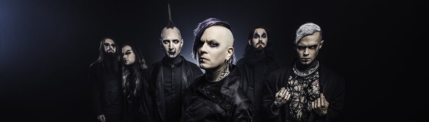 Chris Harms checkt de merch!