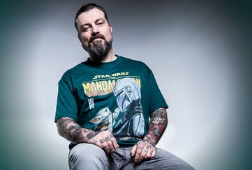 May the 4th come soon! / Meester Chris Hermsdörfer van BEYOND THE BLACK vindt jouw gebrek aan Star Wars-merch verontrustend! / Kopen je moet