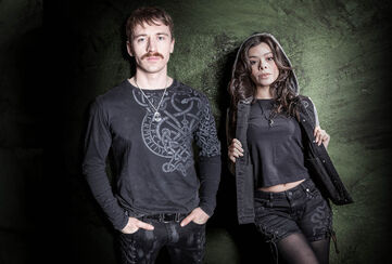 Celtic Snake / De Black Premium by EMP-collectie is rauw, krachtig en rijk aan symboliek. Centraal staat de slang, een oud symbool van kracht, transformatie en onoverwinnelijkheid. In combinatie met opvallende knoopontwerpen ontstaat een look die moeiteloos alle aandacht trekt.Voor deze collectie ontwikkelden we exclusieve prints en verfijnde borduursels met gedurfde, rijke details, waardoor elk item meteen herkenbaar is. Unieke accenten &ndash; zoals speciaal ontworpen knopen en koorduiteinden &ndash; geven ieder kledingstuk een onderscheidend karakter en een perfecte finishing touch.Met deze collectie maak je een statement! Volg je eigen pad met de Celtic Snake-collectie van Black Premium by EMP - Crafted for the Independent. / Ontdek het nu!