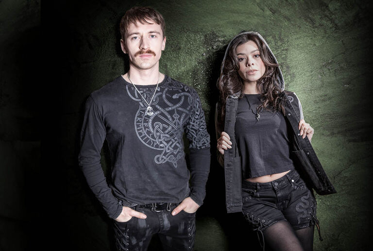 Celtic Snake / De Black Premium by EMP-collectie is rauw, krachtig en rijk aan symboliek. Centraal staat de slang, een oud symbool van kracht, transformatie en onoverwinnelijkheid. In combinatie met opvallende knoopontwerpen ontstaat een look die moeiteloos alle aandacht trekt.Voor deze collectie ontwikkelden we exclusieve prints en verfijnde borduursels met gedurfde, rijke details, waardoor elk item meteen herkenbaar is. Unieke accenten &ndash; zoals speciaal ontworpen knopen en koorduiteinden &ndash; geven ieder kledingstuk een onderscheidend karakter en een perfecte finishing touch.Met deze collectie maak je een statement! Volg je eigen pad met de Celtic Snake-collectie van Black Premium by EMP - Crafted for the Independent. / Ontdek het nu!