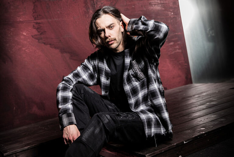 Pagan Roots / Deze Pagan Roots-collectie is ge&iuml;nspireerd op oude symboliek: runen, beschermende cirkels en folkloristische tekens die eruitzien alsof ze uit ritueel hout zijn gesneden. Zwarte en donkerrode tinten met ruwe wassingen doen denken aan aarde, gloeiende kolen en nachtelijke ceremonies.Elk kledingstuk draagt deze symbolische wereld zichtbaar met zich mee &ndash; soms als een groot symbool, soms als een subtiele achtergrond die doet denken aan verweerde fresco's. De ontwerpen zien eruit als moderne artefacten uit heidense rituelen en folklore.Nieuwe oversized pasvormen cre&euml;ren een krachtig silhouet dat het midden houdt tussen rituele kleding en streetwear. Deze kleding is diep geworteld in het verleden. / Ontdek het nu!