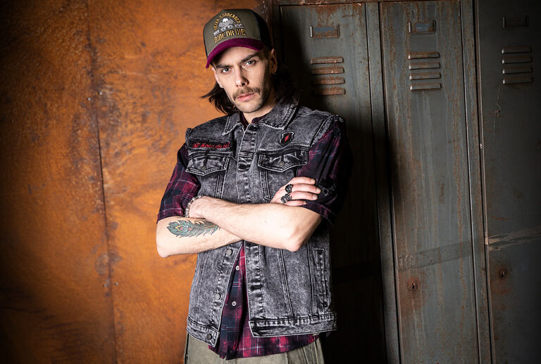 Free Spirit / The Free Spirit collection brings a fresh vintage vibe to your style: a mix of striking vintage and rockabilly aesthetics, enhanced with eye-catching animal prints and a modern oil wash finish. Every look has a deliberately washed-out, authentic and rebellious feel &ndash; yet remains timeless.Classic motifs appear in a new light and are transformed into casual rockabilly statements. Added to this are selected pieces such as beach shorts, puffer styles, trucker caps with corduroy visors and matching belts that perfectly capture the free-spirited vibe.The focus is on shirts, T-shirts, tops and leggings, all with a genuine vintage look and feel, oil wash treatment and animal prints that define the collection's unmistakable retro character. / Ontdek het nu!