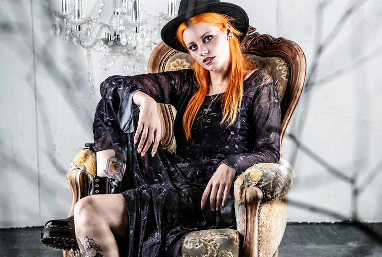 Mystical Woods / Mystical Woods neemt je mee naar een sprookjesachtige gothicwereld: heksenkruiden, motten en hemelse elementen zijn op soepel vallende stoffen gedrukt, geborduurd en in reli&euml;f aangebracht. De inspiratie komt van de zwierige outfits van Stevie Nicks en popcultuurklassiekers over heksen, zoals 'Charmed'. Deze 'whimsigoth'-stijl is het kleurrijkere, jongere zusje van de romantische gothicstijl.Een van de hoogtepunten van de zomercollectie is een hoed, gemaakt van hoogwaardig 100% wolvilt, met borduursel aan de binnenkant van de hoedrand. We hebben gekozen voor 100% wol om de beste kwaliteit te garanderen, zodat je lang plezier hebt van dit artikel. / Ontdek het nu!