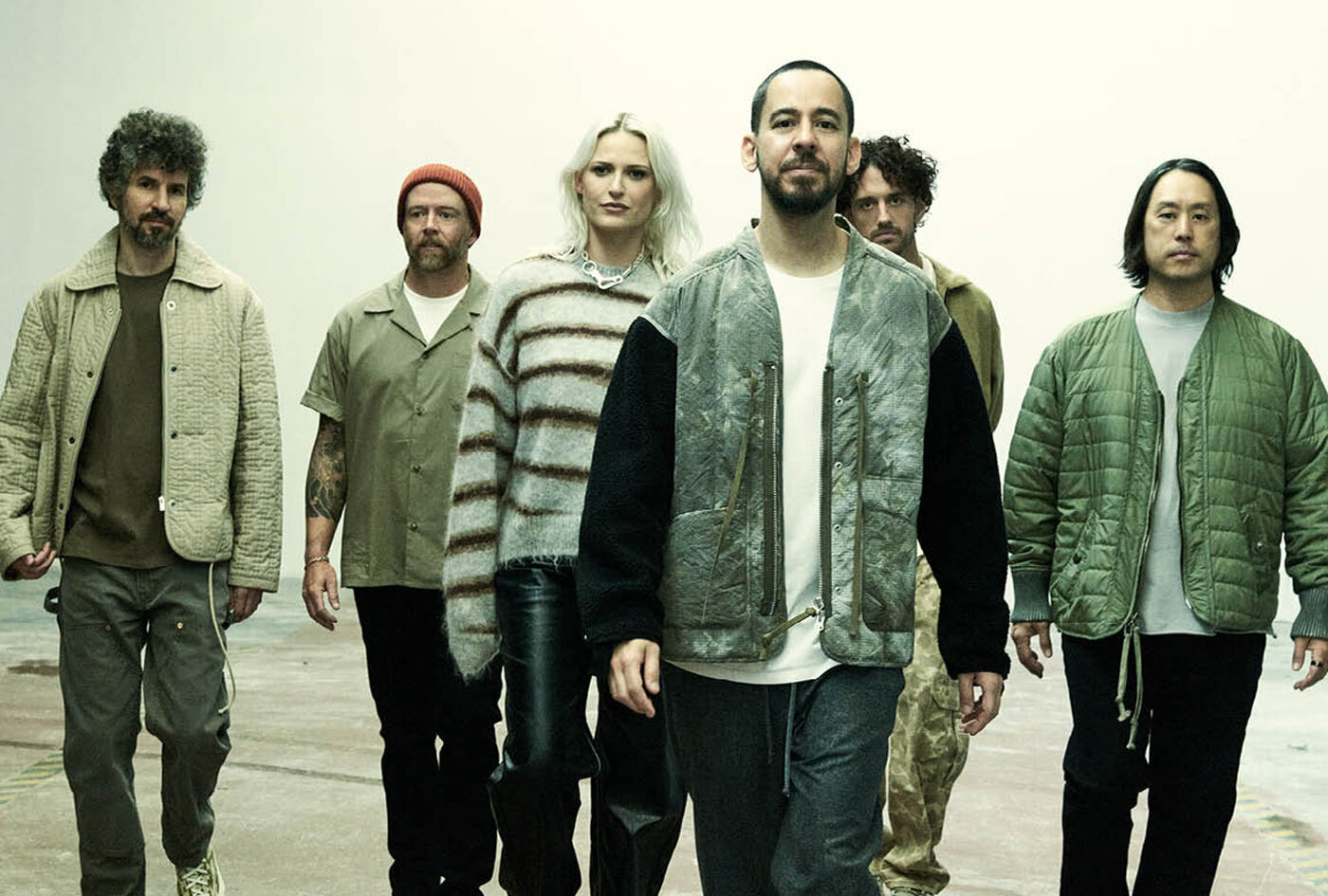 Linkin Park is ongetwijfeld een van de meest invloedrijke rockbands aller tijden, met talloze onvergetelijke hits die het muzieklandschap hebben gevormd.Nu, zeven jaar na hun laatste album en het hartverscheurende verlies van Chester Bennington, zijn ze terug met hun krachtige nieuwe release: From Zero.Mis dit moment niet - bekijk het nieuwe album en ontdek hun nieuwste merch!