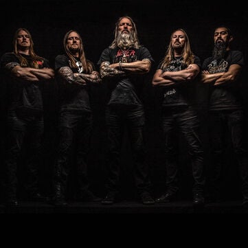 Amon Amarth versmelt epische melodie&euml;n met aangrijpende verhalen uit de noordse mythologie!Stap verder in een wereld van donderende riffs en hero&iuml;sche heldendaden:Bestel vandaag nog jouw exclusieve Amon Amarth-merch!