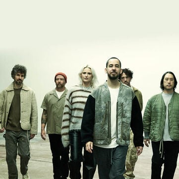 Linkin Park is ongetwijfeld een van de meest invloedrijke rockbands aller tijden, met talloze onvergetelijke hits die het muzieklandschap hebben gevormd.Nu, zeven jaar na hun laatste album en het hartverscheurende verlies van Chester Bennington, zijn ze terug met hun krachtige nieuwe release: From Zero.Mis dit moment niet - bekijk het nieuwe album en ontdek hun nieuwste merch!