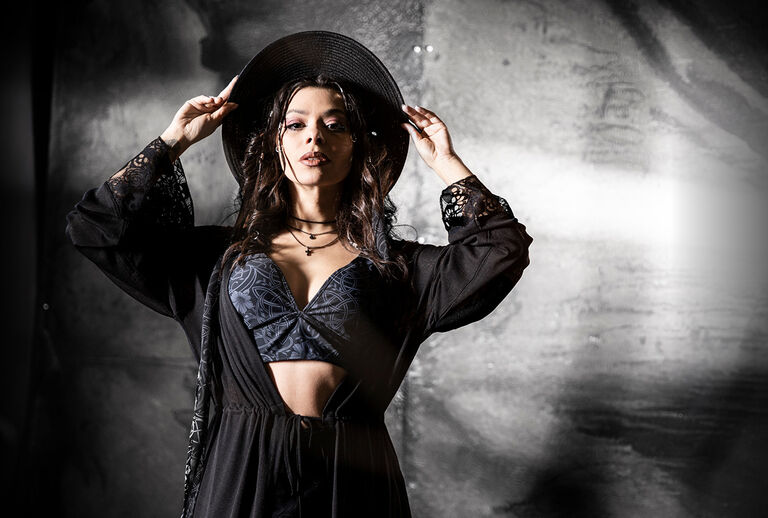 Rooted In Reverance / De Black Premium by EMP-collectie is rauw, krachtig en rijk aan symboliek. Centraal staat de slang, een oud symbool van kracht, transformatie en onoverwinnelijkheid. In combinatie met opvallende knoopontwerpen ontstaat een look die moeiteloos alle aandacht trekt.Voor deze collectie ontwikkelden we exclusieve prints en verfijnde borduursels met gedurfde, rijke details, waardoor elk item meteen herkenbaar is. Unieke accenten &ndash; zoals speciaal ontworpen knopen en koorduiteinden &ndash; geven ieder kledingstuk een onderscheidend karakter en een perfecte finishing touch. / Ontdek het nu!