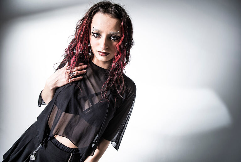 The Void / Welkom in de wereld van de nu-goth-esthetiek: diepzwart, occult en gekenmerkt door handgetekende symbolen, all-over eyeprints en mystieke illustraties. De collectie is ge&iuml;nspireerd op het citaat van Nietzsche: 'If you look long enough into the void, the void begins to look back through you'. Het resultaat? Een indringende look waarbij het lijkt alsof de duisternis terugstaart.Oversized silhouetten, distressed-details, fijne mesh-elementen en metallic accenten geven vorm aan een moderne, donkere heksenlook met power. Motieven, kettingen en deels verwoeste breistructuren worden gecombineerd met de koele, donkere sfeer van de nu-goth stijl. Niet romantisch, maar juist rauw, cool en mysterieus. / Ontdek het nu!