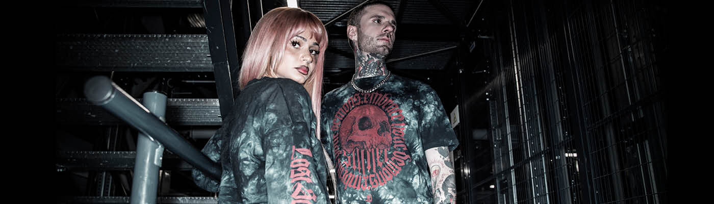 Lost Souls / Lost Souls mixt jonge streetwear-looks met een donkere, moderne edge. Diepe tie-dye washes in zwart en rood komen samen met ruwe graphics en opvallende prints, waardoor elk item een bijna mystieke intensiteit krijgt.De collectie draait om strakke, eigentijdse fits: T-shirts, hoodies, sweaters, cropped items en joggers vormen urban silhouetten die casual, modern en vol karakter zijn. Textured details, patches en washed effects geven elk kledingstuk een unieke, edgy uitstraling. / Ontdek het nu!