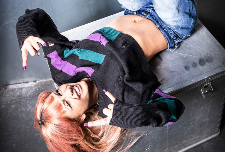 Cute Morbid / Deze Full Volume by EMP-collectie speelt met een aantrekkelijk contrast: schattig en morbide, maar ook zacht en duister. Diepe zwarttinten vormen de basis, terwijl accenten in dromerig paars en mystiek petrol een bijna etherische sfeer cre&euml;ren.Oversized fits zorgen voor een ontspannen, dramatisch silhouet &ndash; perfect om de opvallende ontwerpen goed tot hun recht te laten komen. Holografische prints en contrasterende strepen vangen het licht en geven elk kledingstuk een glanzende twist.Want achter het schattige uiterlijk gaat een duister geheim schuil: een vlinder met een eenzijdige ribbenkast, een konijntje met een open borstkas &ndash; symbolen die cuteness een nieuwe betekenis geven en een vleugje griezelige esthetiek toevoegen. / Ontdek het nu!